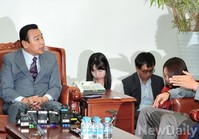 [포토] 세월호 유가족과 면담중인 이완구 원내대표