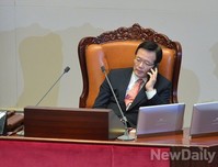 [포토] 野 불참에 문희상 위원장과 통화하는 정의화 의장