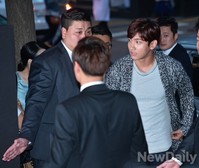 [포토] 가로수 길에 등장한 최강창민