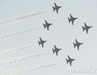 [포토] 국군의날 축하 비행하는 블랙이글