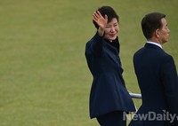 [포토] 국군의날, 참석한 학생들에게 인사하는 朴대통령