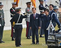 [포토] 국군의 날 기념행사에 입장하는 박근혜 대통령