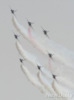 [포토] 국군의날, 자로잰듯 하늘에서 나타난 블랙이글