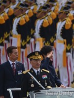 [포토] 거수경례하는 朴대통령