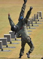 [포토] 국군의날, 女특전사의 괴력