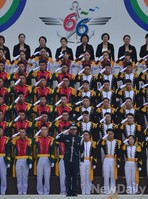 [포토] 국기에 대한 경례하는 민군합창단