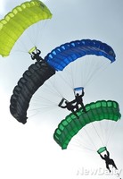 [포토] 국군의날, 다이아몬드 대형으로 고공강하