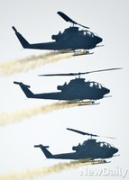 [포토] 코브라 헬기(AH-1S) 오늘은 사격 대신 '기념비행'