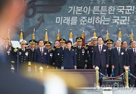 [포토] 국군의날 기념식, 거수경례하는 朴대통령