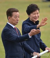 [포토] 국군의날, 손들어 인사하는 朴대통령