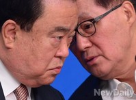 [포토] 새민련 비상대책회의, 대화나누는 文-朴