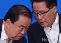 [포토] 박영선 사퇴, 대화나누는 문희상-박지원