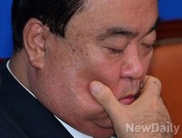 [포토] 생각에 잠긴 문희상 비상대책위원장