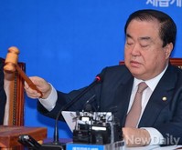 [포토] 비상대책회의 시작을 알리는 문희상 위원장