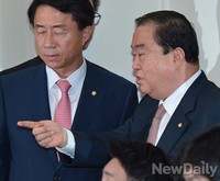 [포토] 비상대책회의에 입장하는 문희상 위원장