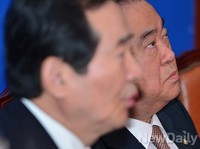 [포토] 생각에 잠긴 문희상 비상대책위원장