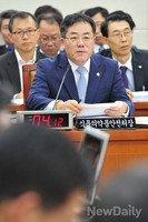 [2014국감] 의원들의 질의에 답변하는 정승 식약처장