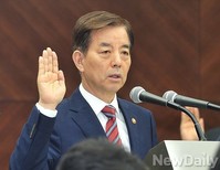 [2014국감] 국방부 국정감사 선서하는 한민구 장관