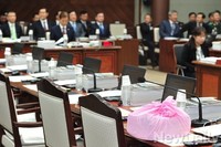 [2014국감] 국방부 국정감사, 의원석에 놓인 질의 자료