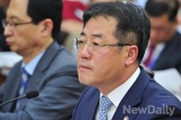 [2014국감] 의원들의 질문에 답변하는 정승 식약처장