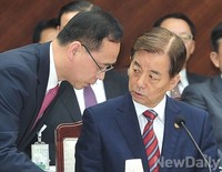 [2014국감] 질의 답변 준비중인 한민구 장관