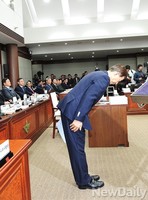 [2014국감] 업무보고 전 인사하는 한민구 장관