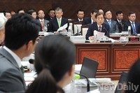 [2014국감] 의원들의 질의에 답하는 한민구 장관