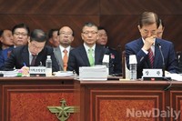 [2014국감] 국정감사, 서류를 살피는 한민구 장관