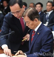 [2014국감] 국정감사 질의중 쪽지 받아든 한민구 장관