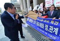 [포토] 특검촉구 서신 전달하는 황장수 소장