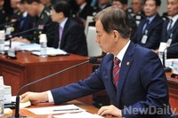[2014국감] 국정감사, 쪽지 살피는 한민구 장관