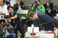 [2014국감] 업무보고 후 인사하는 한민구 장관
