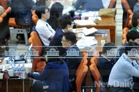 [2014국감] 국정감사장 밖에서 대기하는 공무원들
