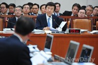 [2014국감] 의원들의 질문에 답변하는 윤병세 외교장관