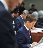 [2014국감] 국정감사, 서류 살피는 한민구 장관