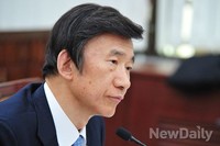 [2014국감] 의원들의 질문 경청하는 윤병세 외교부장관