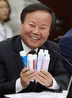 [2014국감] 파라벤 치약에 대해 질의하는 김재원 의원