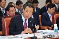 [2014국감] 의원들의 질문에 답변하는 김영민 특허청장