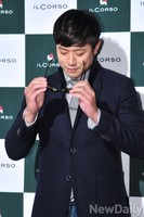 [포토] 배우 천정명 '아차 밤이지..'