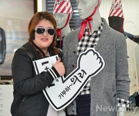 [포토] 구레나룻 단 이국주, 남자마네킹과 '으리~'