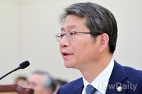 [2014국감] 질의에 답변하는 류길재 통일부장관