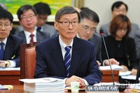 [2014국감] 의원들의 질문 경청하는 안세영 경제인문사회연구회 이사장