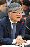 [2014국감] 질문에 답하는 이은철 원자력안전위원회 위원장