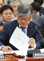 [2014국감] 자료 검토하는  이은철 원자력안전위원회 위원장