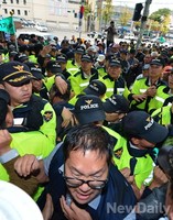 [포토] 아베 인형 참수식 앞두고 아수라장이 된 기자회견장
