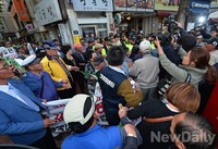 [포토] 참수 앞둔 아베인형 뺏자 아수라장이 된 기자회견장