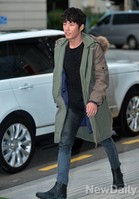 [포토] 장혁, 야상에 워커 신고 등장