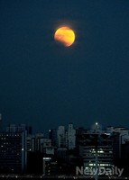 [포토] 개기월식, 사라지는 서울의 달