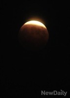 [포토] 절정 이루는 개기월식, 우리나라에서 정확히 관측