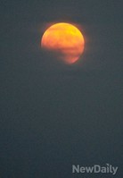 [포토] 개기월식 달 삼키는 지구 그림자